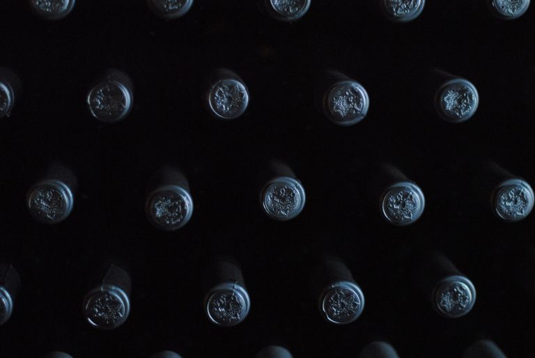 vinflaskor med svarta korkar