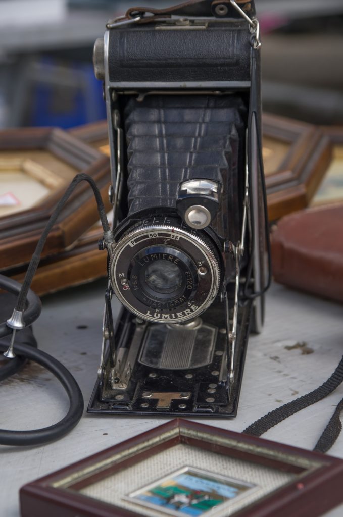 vintage kamera på loppmarknad 